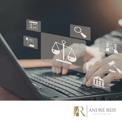 advogado em frente do notebook em atendimento online