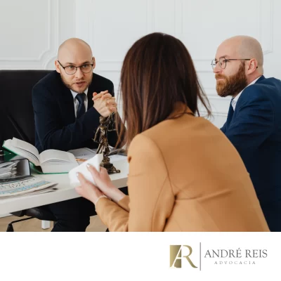 advogado explicando para um casal sobre a partilha de bens da herança