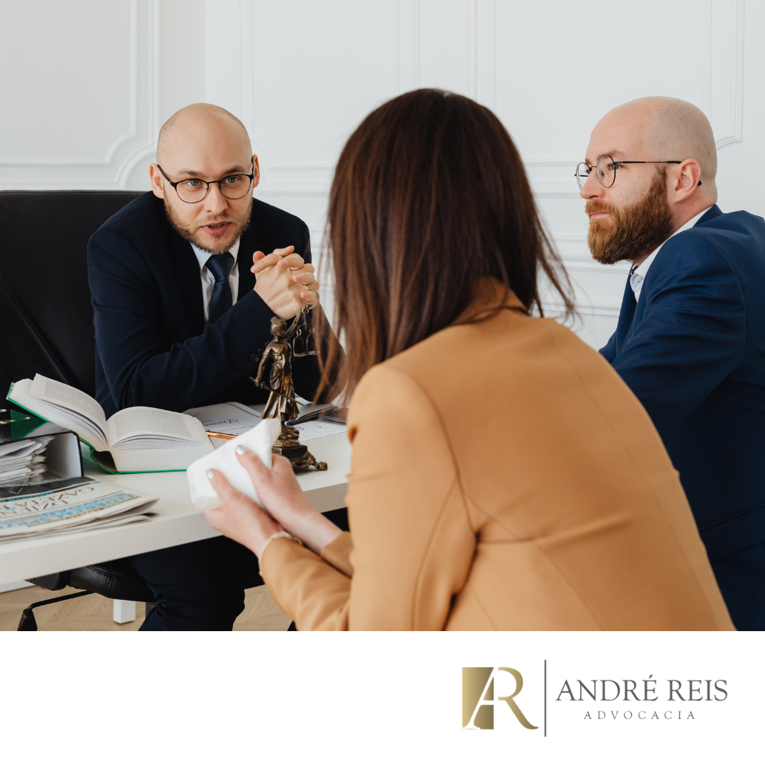 advogado explicando para um casal sobre a partilha de bens da herança