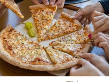 mãos pegando pedaços de pizza enquanto conversam sobre como fazer a divisão da herança