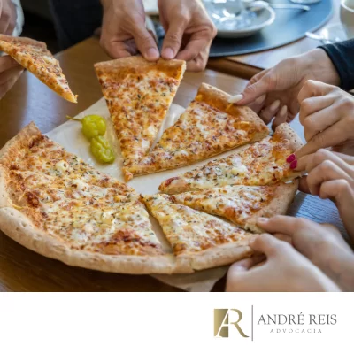 mãos pegando pedaços de pizza enquanto conversam sobre como fazer a divisão da herança