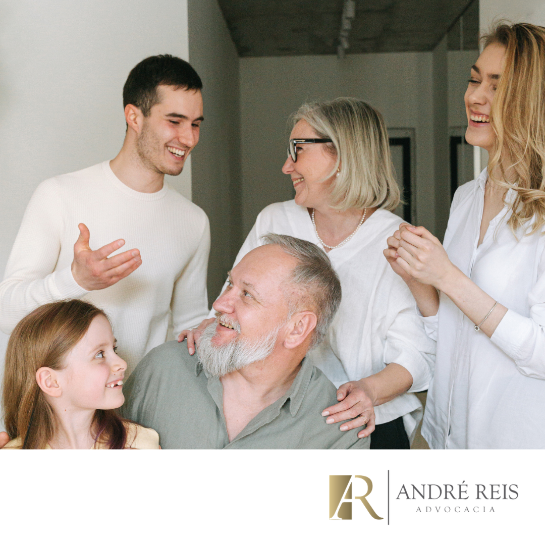 Família reunida conversando sobre planejamento patrimonial e inventário em vida, mostrando como organizar a sucessão de bens entre herdeiros