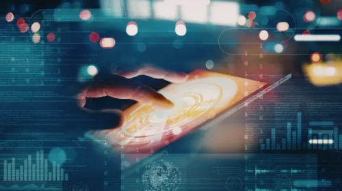 Pessoa acessando computador com dados digitais e nuvem representando inventariante digital no inventário