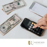 Quanto um advogado cobra para fazer inventário em 2026? Veja valores reais Pessoa calculando quanto um advogado cobra para fazer inventário usando calculadora e valores financeiros