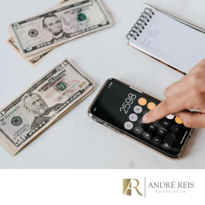 Pessoa calculando quanto um advogado cobra para fazer inventário usando calculadora e valores financeiros