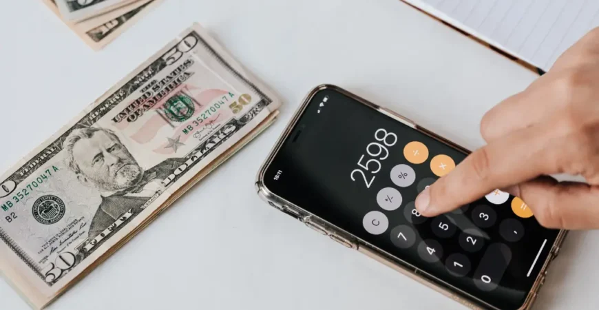 Pessoa calculando quanto um advogado cobra para fazer inventário usando calculadora e valores financeiros